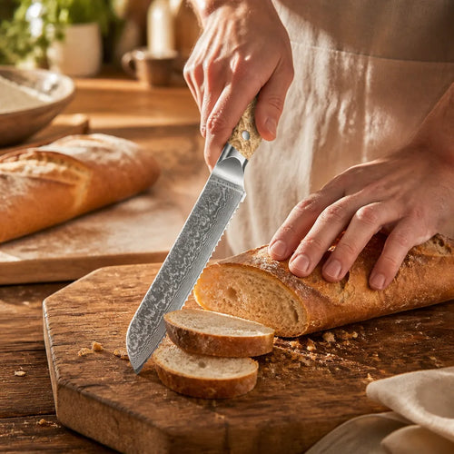 1 Couteau À Pain De 33 Cm en situation d'utilisation