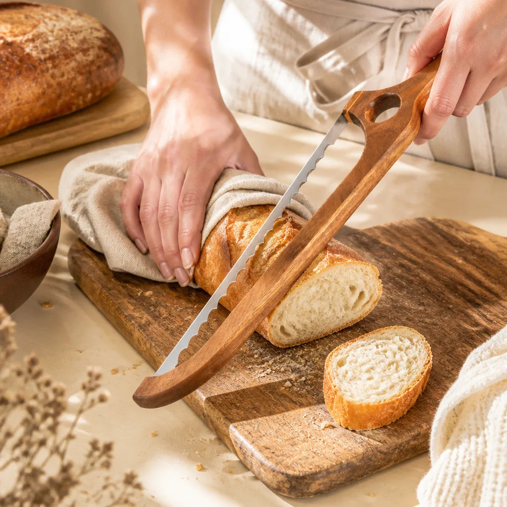 Couteau À Pain En Bois en situation d'utilisation